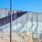 Diese Mauer steht bei Bethlehen - nach ihrer Errichtung ging die Zahl der Selbstmordattentate u.a. zurück