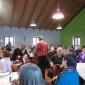 ein voller Gemeindesaal