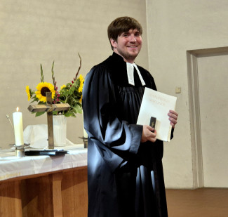 Johannes Göpffarth mit seiner Ordinationsurkunde