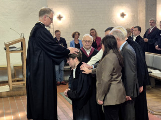 Regionalbischof Thomas Prieto Peral beim Handauflegen in Anwesenheit der Assistenten