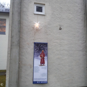 eine Station des begehbarer Adventskalender am Kirchturm